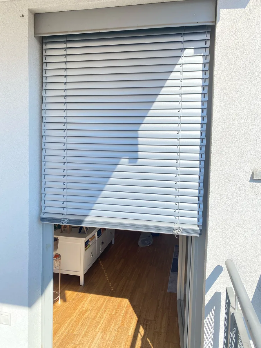 Außenjalousie als Sonnenschutz an einer Balkontür